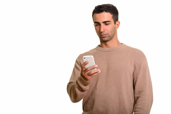 Porträt eines jungen hübschen persischen Mannes mit Mobiltelefon — Stockfoto