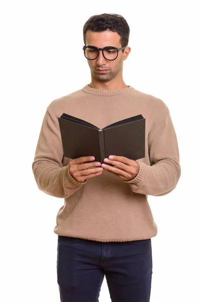 Porträt eines jungen gutaussehenden persischen Mannes, der Tagebuch oder Buch liest — Stockfoto