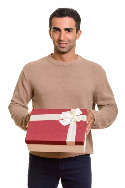 Retrato del joven guapo hombre persa sosteniendo caja de regalo — Foto de Stock