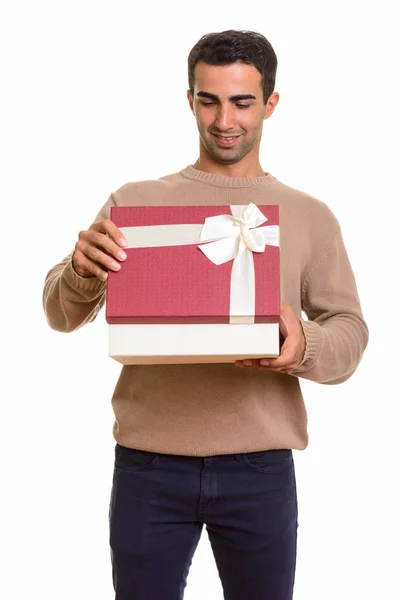 Retrato del joven guapo hombre persa sosteniendo caja de regalo — Foto de Stock