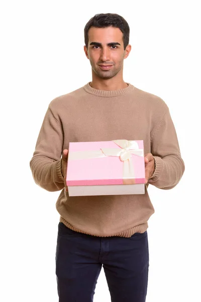 Retrato del joven guapo hombre persa sosteniendo caja de regalo — Foto de Stock