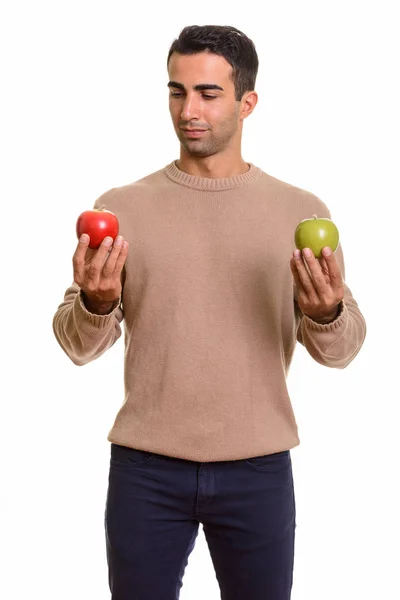 Hombre persa guapo sosteniendo saludable manzana verde y roja — Foto de Stock