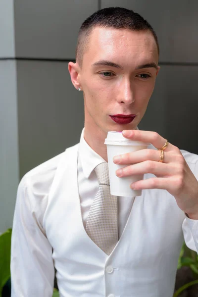 Jeune homme d'affaires homosexuel androgyne LGTB buvant du café — Photo