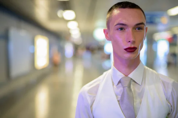 Giovane androgino omosessuale LGTB uomo d'affari con indosso rossetto — Foto Stock