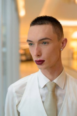 Genç çift cinsiyetli eşcinsel Lgtb adam pencereden bakan