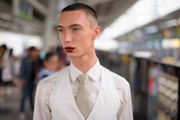 Jonge androgyne homoseksuele Lgtb zakenman dragen van lippenstift — Stockfoto