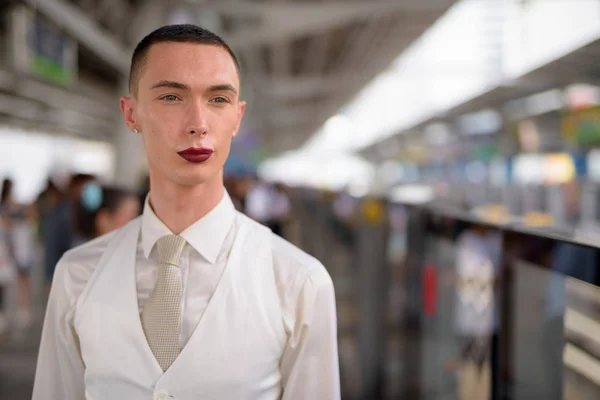 Junge androgyne homosexuelle lgtb Geschäftsmann trägt Lippenstift — Stockfoto