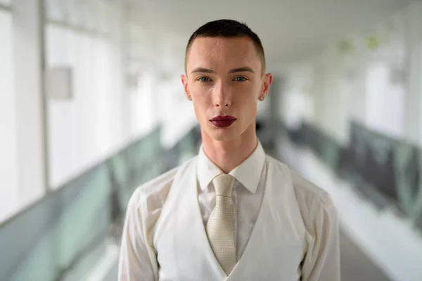 Giovane androgino omosessuale LGTB uomo d'affari con indosso rossetto — Foto Stock