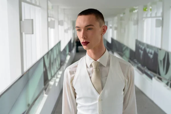 Jonge androgyne homoseksuele Lgtb zakenman dragen van lippenstift — Stockfoto