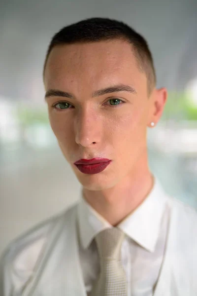 Молодой андрогинный гомосексуалист ЛГБТ бизнесмен с губной помадой — стоковое фото