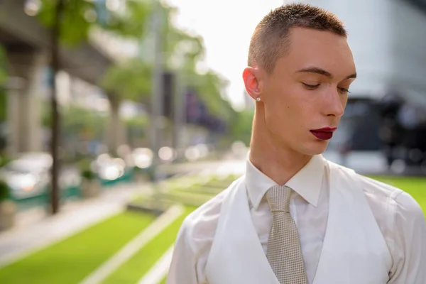 口紅を着て、両性具有の若い同性愛 Lgtb 実業家 — ストック写真