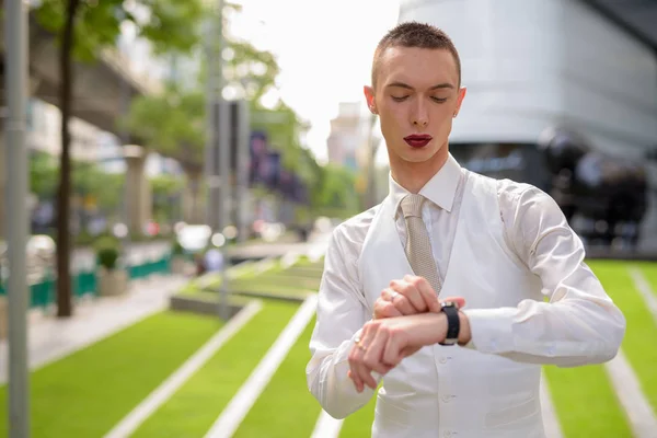 Νεαρός ανδρόγυνο ομοφυλοφιλικές Lgtb επιχειρηματίας φορώντας κραγιόν — Φωτογραφία Αρχείου