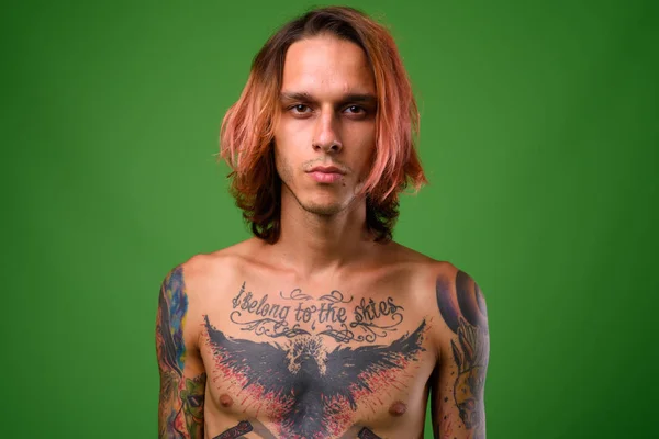 Studio colpo di ribelle giovane uomo a torso nudo contro la schiena verde — Foto Stock