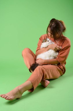 Genç güzel kadın ile Farsça kedi stüdyo çekim