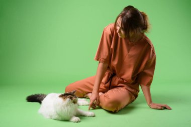 Genç güzel kadın ile Farsça kedi stüdyo çekim