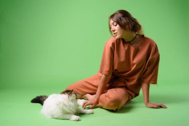 Genç güzel kadın ile Farsça kedi stüdyo çekim
