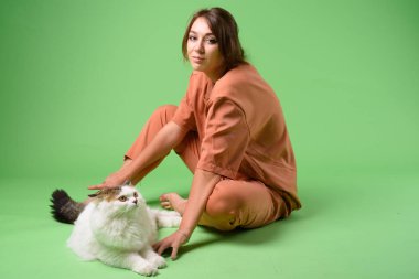 Genç güzel kadın ile Farsça kedi stüdyo çekim