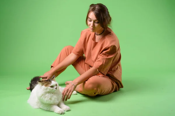 Genç güzel kadın ile Farsça kedi stüdyo çekim — Stok fotoğraf