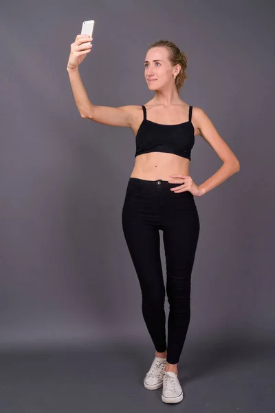 Estudio Tiro Joven Hermosa Mujer Listo Para Gimnasio Sobre Fondo —  Fotos de Stock