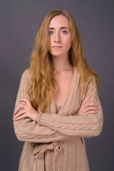 Joven hermosa mujer con cabello rubio sobre fondo gris —  Fotos de Stock