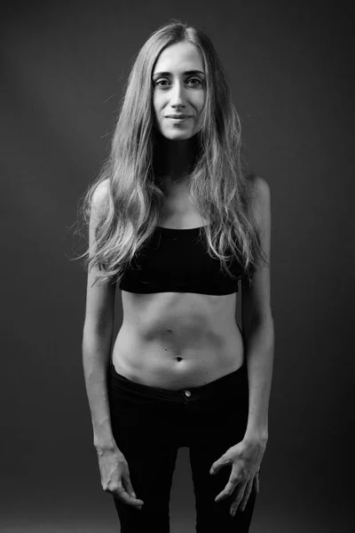 Joven hermosa mujer lista para el gimnasio en blanco y negro —  Fotos de Stock