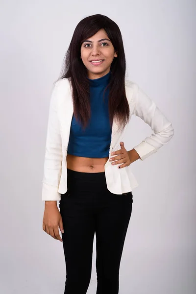 Estudio de la joven feliz mujer de negocios persa sonriendo mientras s —  Fotos de Stock