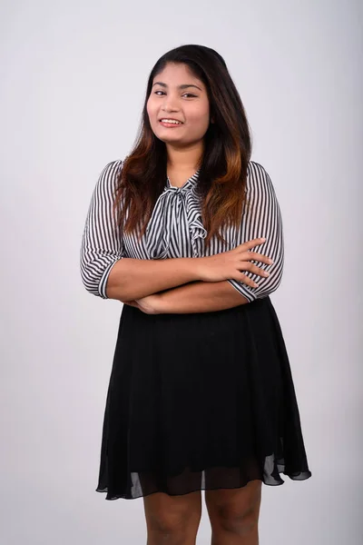 Estudio disparo de joven feliz grasa persa mujer de negocios sonriendo whi —  Fotos de Stock