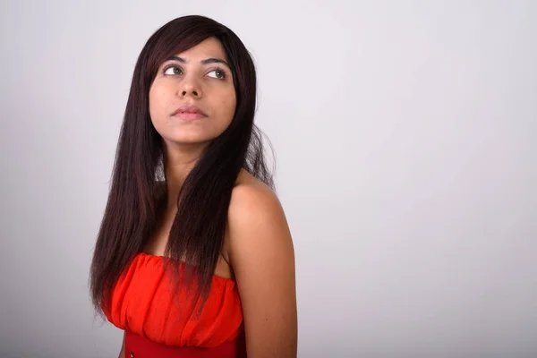 Close up de jovem mulher persa pensando enquanto olha para trás e — Fotografia de Stock