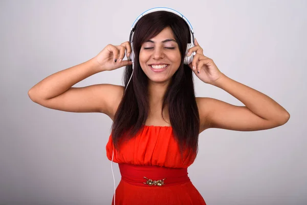 Estúdio Tiro Jovem Feliz Mulher Persa Sorrindo Enquanto Ouve Música — Fotografia de Stock