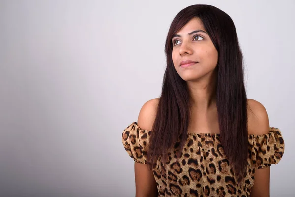 Close up de jovem persa mulher pensando e olhando para cima contra — Fotografia de Stock