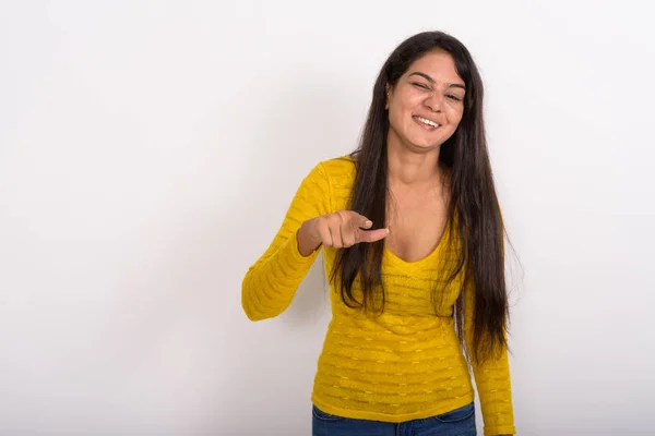 Studio shot de jeune femme indienne heureuse souriant tout en clignant un clin d'oeil — Photo