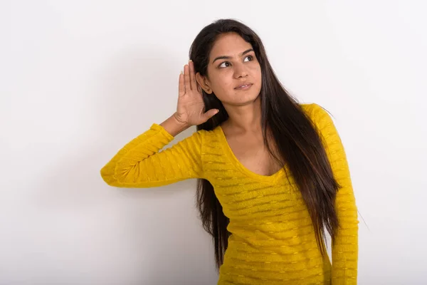 Studio colpo di giovane donna indiana pensando durante l'ascolto di nuovo — Foto Stock