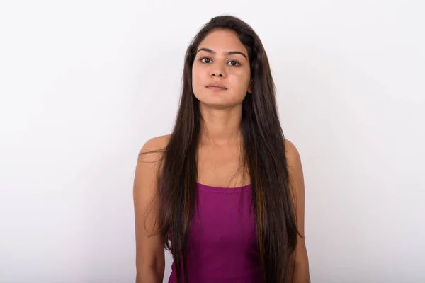 Studio colpo di giovane donna indiana che indossa senza maniche contro whi — Foto Stock