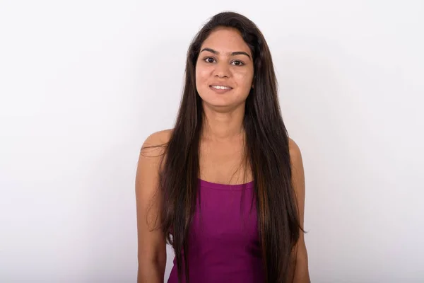 Estudio de tiro de la joven mujer india feliz sonriendo mientras usa sl — Foto de Stock