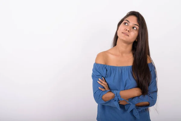 Studio skott av ung indisk kvinna tänkande medan du tittar med — Stockfoto