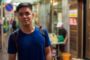 Genç Asyalı turist adam Bangkok Tayland mahallesinde, keşfetmek