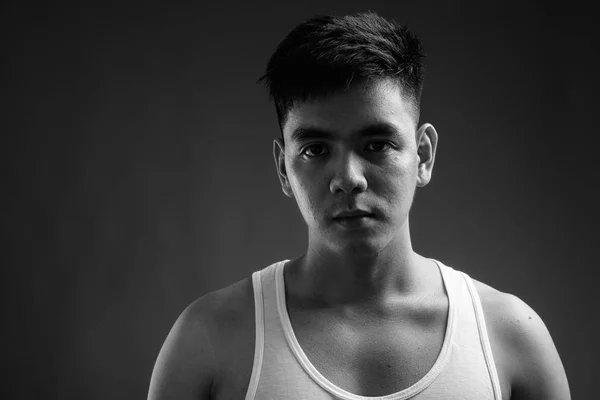 Shot Στούντιο Των Νέων Όμορφος Άντρας Ασίας Φορώντας Φανελάκι Γκρι — Φωτογραφία Αρχείου