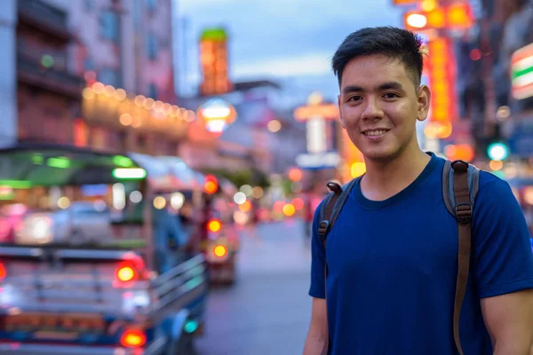 タイ バンコクのチャイナタウンで探検若いアジア観光客男 — ストック写真