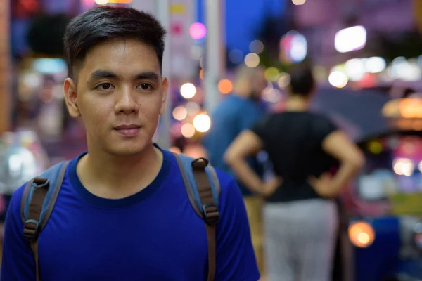 タイ バンコクのチャイナタウンで探検若いアジア観光客男 — ストック写真