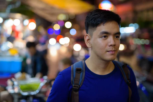 Молодий азіатських туристичних людини, вивчення в китайському кварталі в Бангкок Таїланд — стокове фото