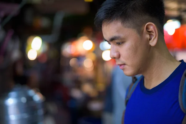 Joven turista asiático explorando en Chinatown en Bangkok Tailandia —  Fotos de Stock