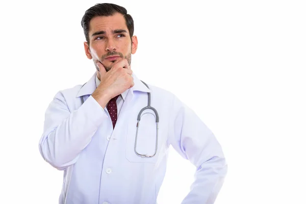 Estúdio tiro de jovem bonito homem médico pensando enquanto olha — Fotografia de Stock