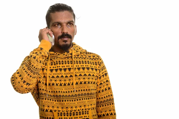 Jeune homme indien parlant sur téléphone mobile — Photo