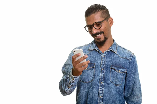 Jeune homme indien heureux en utilisant le téléphone mobile — Photo