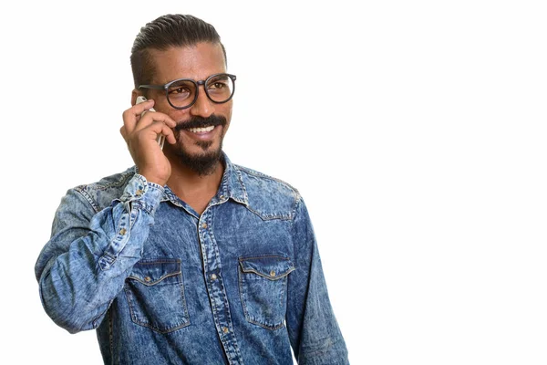 Jovem homem indiano feliz falando no telefone móvel — Fotografia de Stock