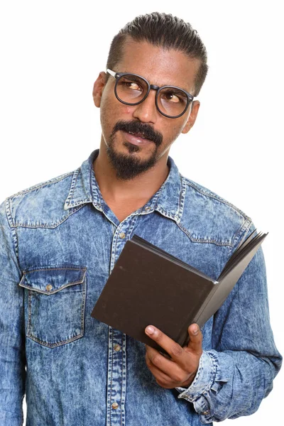 Юнак Індійська читання книги при мислення — стокове фото
