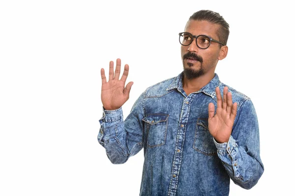 Jovem indiano olhando chocado estúdio retrato contra fundo branco — Fotografia de Stock