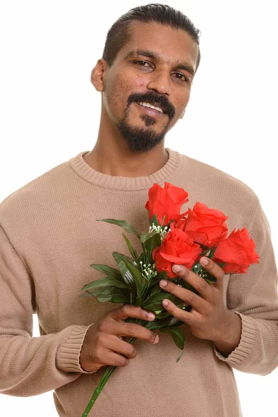 Jeune homme indien heureux tenant des roses rouges prêtes pour Valentines d — Photo