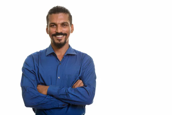 Jovem feliz empresário indiano sorrindo com os braços cruzados — Fotografia de Stock