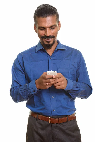Jeune homme d'affaires indien heureux utilisant le téléphone mobile — Photo